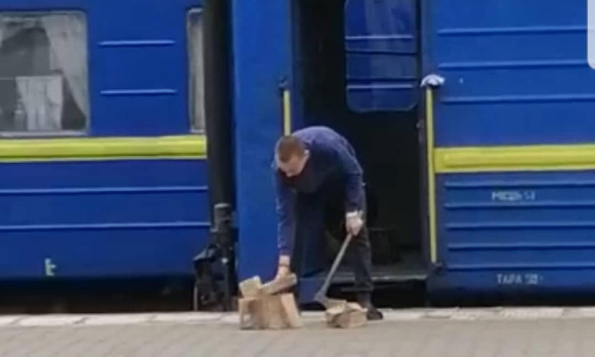 На перроне Одесского вокзала заготавливали дрова для обогрева вагонов 