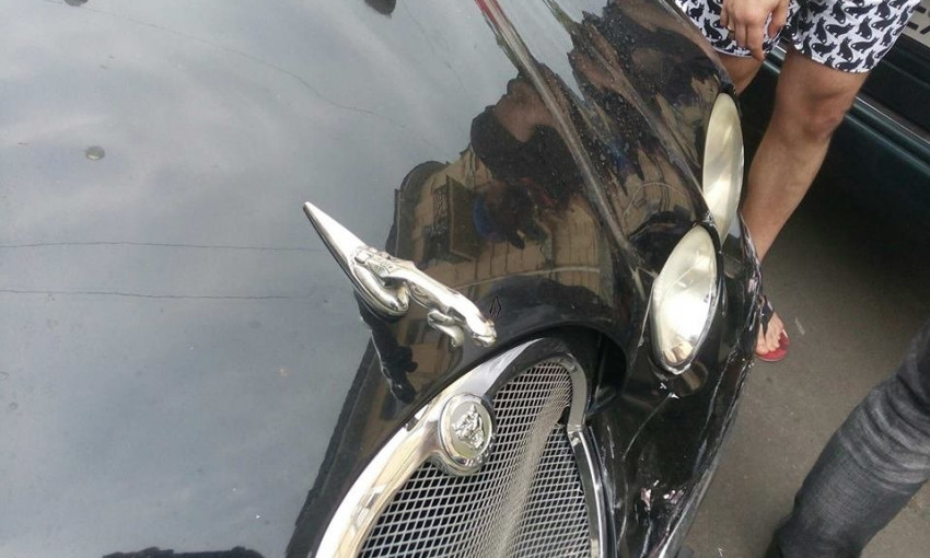 Женщина на Jaguar примяла пять припаркованных автомобилей (ФОТО)