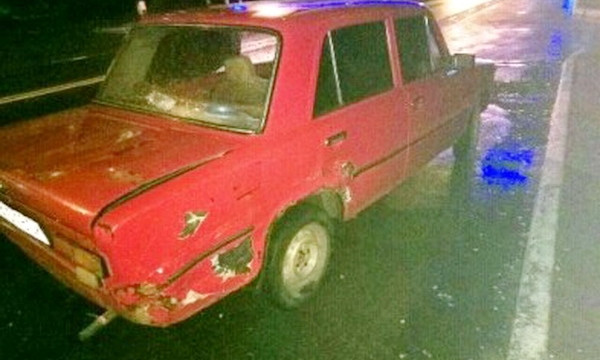 Красная повреждённая  легковушка скрылась с места аварии
