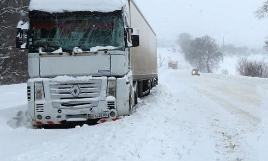На Одесских трассах появились площадки для отстоя автотранспорта - снег заставил
