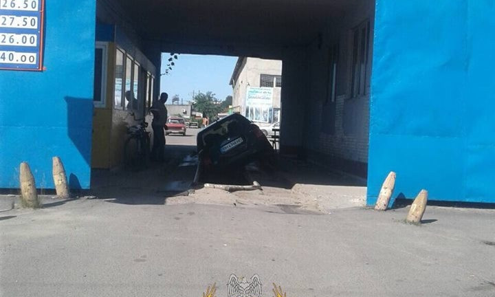 В Подольске автомобиль провалился в яму (ФОТО)