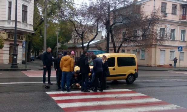 На Тираспольской на пешеходном переходе под колёса автомобиля попала девушка