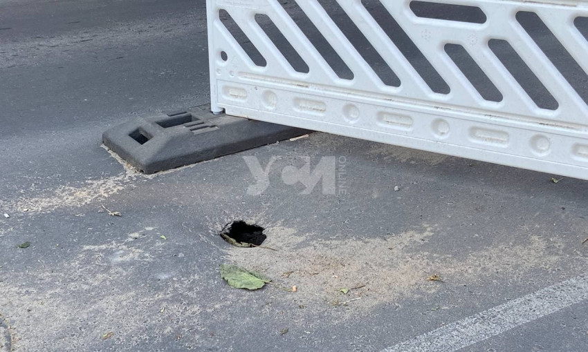 В Одессе на дороге появилась маленькая яма с большим подвохом 