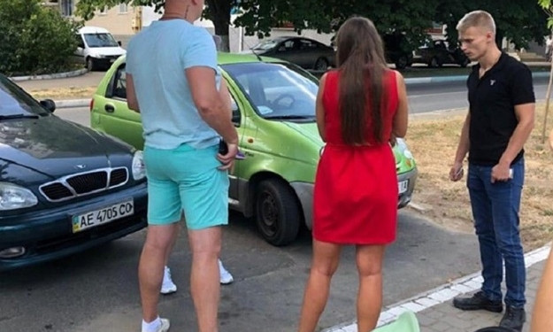 В Черноморске родители оставили ребёнка в раскалённой машине, а сами ушли гулять