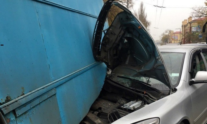 Авария: автомобиль «нырнул» под троллейбус