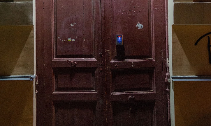 Странная дверь была обнаружена в Одессе 
