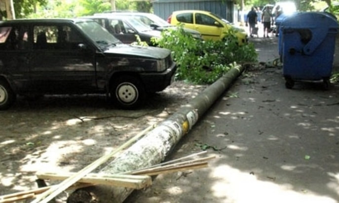 В одном из дворов на Таирова рухнул бетонный столб