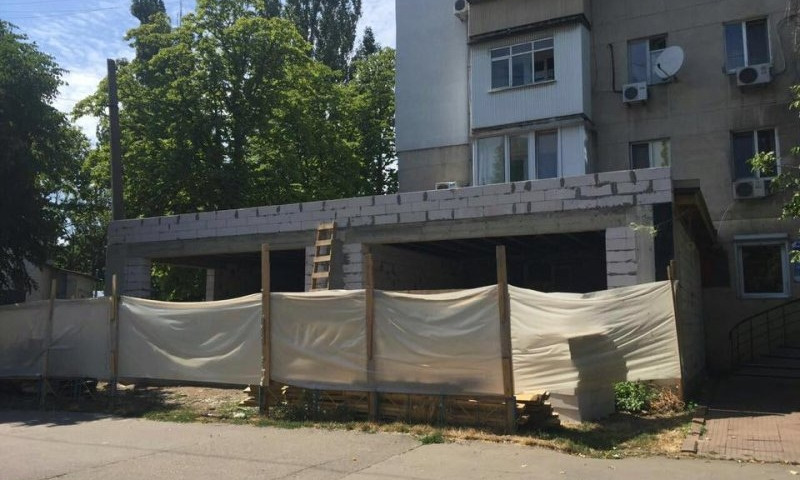 В Одессе ради пристройки к многоэтажному дому, вырубили деревья
