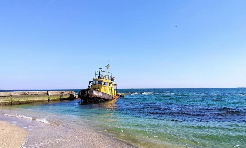 Брошенный буксир на берегу Одессы загрязняет море мазутом
