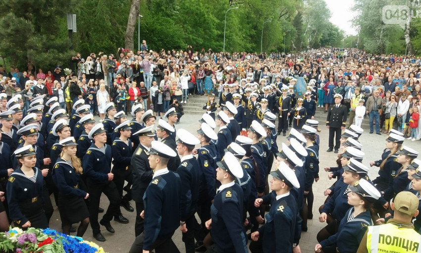 Военный оркестр против хора пенсионеров: торжества на Аллее Славы