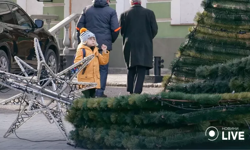 Праздники закончились: в Одессе демонтировали новогоднюю елку