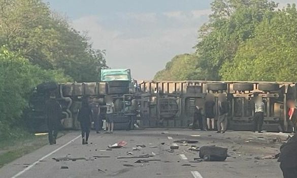 Три авто столкнулись на трассе "Одесса - Рени": фура перегородила движение