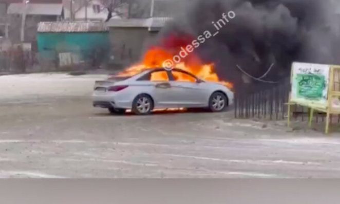 Житель Черноморска сжег собственный автомобиль на спор