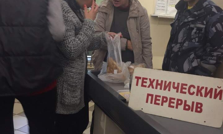 В Одессе жительница попыталась вернуть просроченный продукт: кассиры ей отказали