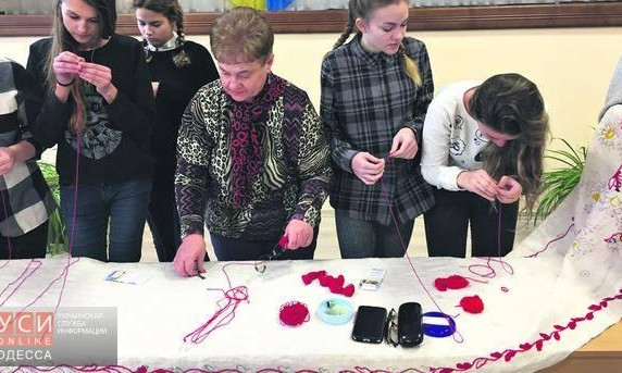 В Одесской области вышивают уникальный семиметровый рушник