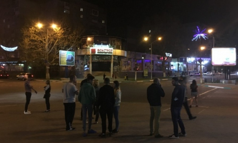 В центре Черноморска молодые люди устроили стрельбу