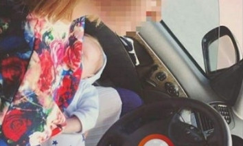 Одесситка кормит своего младенца за рулём автомобиля
