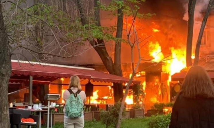 Сгорело "Щастье": что известно о пожаре в ресторане за одесским Оперным театром