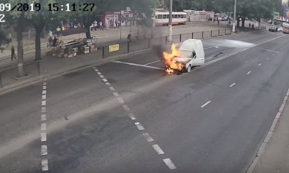 В сеть выложили видео, как на посёлке Котовского загорелся автомобиль