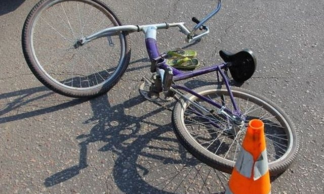 Серьёзная авария на Грушевского: автомобиль сбил девушку-велосипедиста