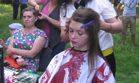 В Ананьеве в городском парке бесплатно делали причёски и маникюр (фото)
