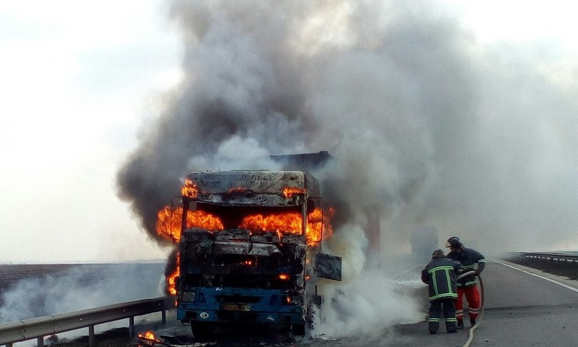 На трассе «Одесса-Киев» на ходу загорелся грузовой автомобиль