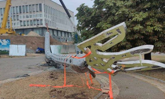 В Херсоне упал огромный флагшток, установленный к юбилею Независимости Украины