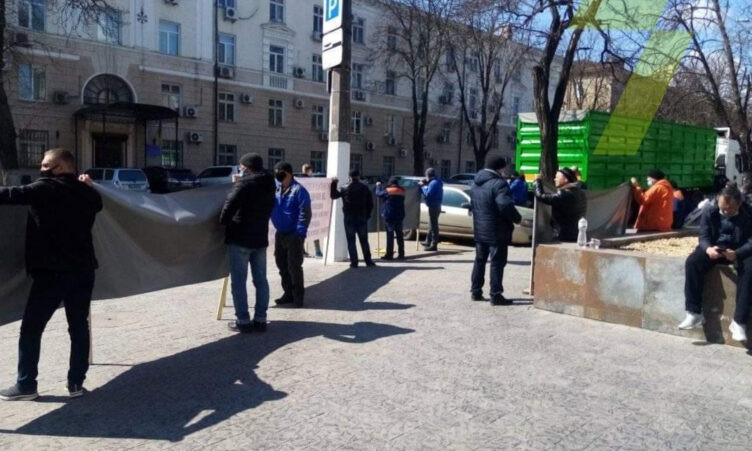 В Одессе возле здания налоговой проходит протест 