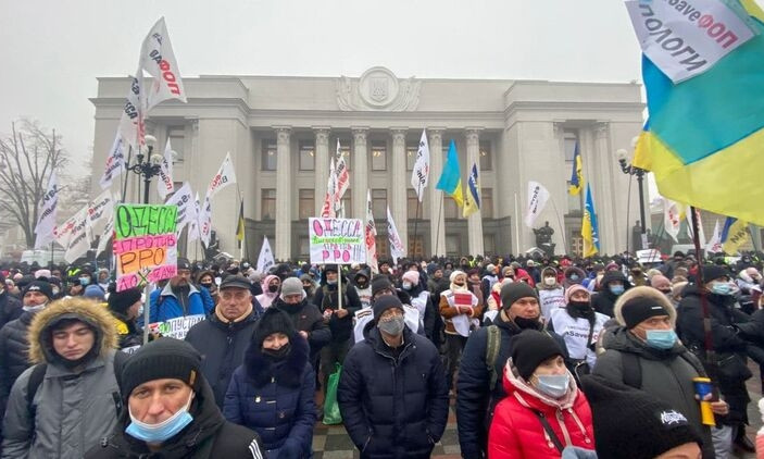 В Киеве продолжают протестовать предприниматели – собрались тысячи людей 