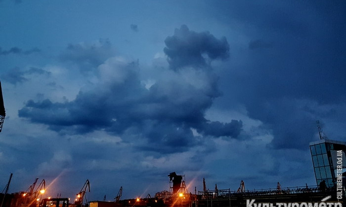 В небе над Одессой сфотографировали облако в форме дракона 