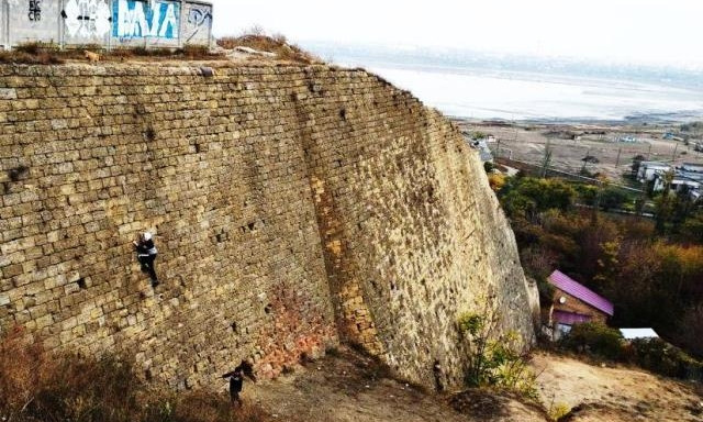 С Куяльницкой стены одесский спелеолог снял подростка-экстремала. Парень мог пострадать 