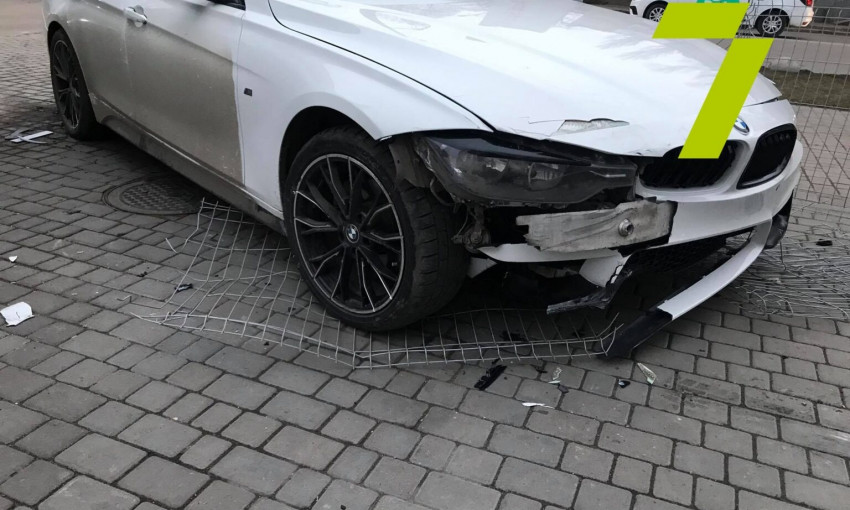 На улице Комарова автомобиль протаранил будку охранника автосервиса 