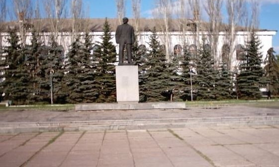 Памятник Ленину в обмен на оборудование для больницы, -  в Изюме третий раз пытаются продать монумент 