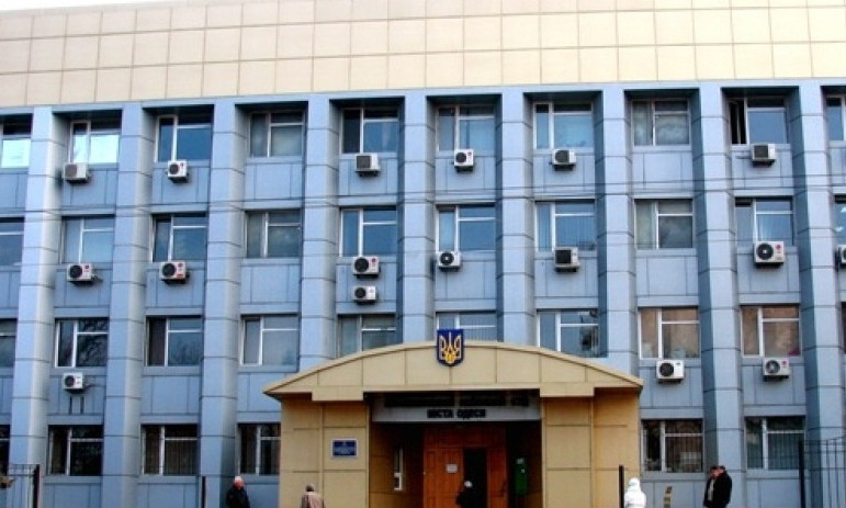 Взрывотехники и кинологи ищут бомбу в Малиновском суде