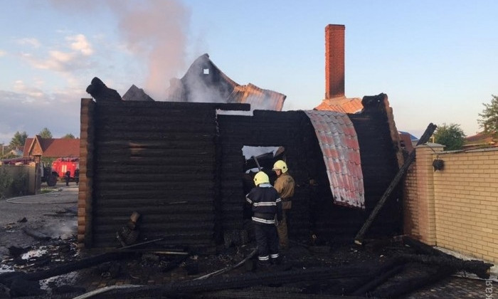 В Александровке неизвестные подожгли банный комплекс, он полностью сгорел