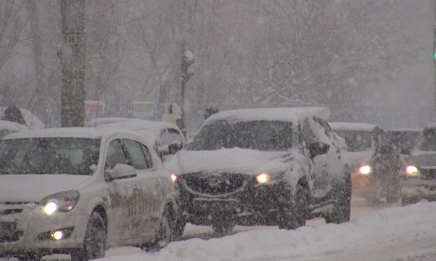 Снегопад в Одесской области: на дороги вывели спецтехнику
