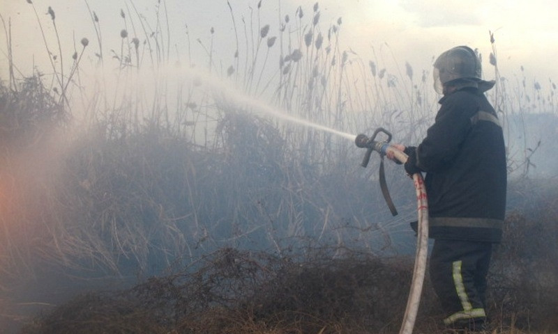 В Одессе продолжается ликвидация масштабного пожара в районе Большевика