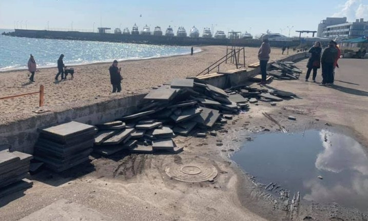 Активисты убрали плитку с пляжа в Черноморке 