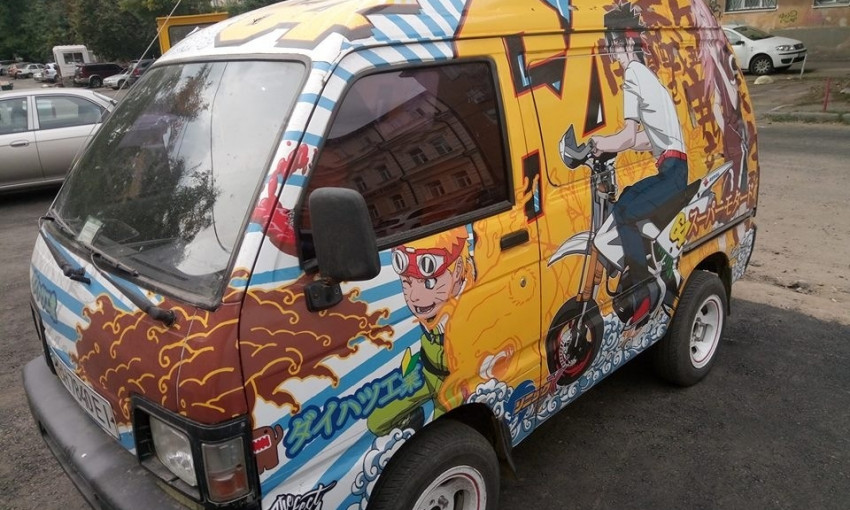 По городу ездит забавный микроавтобус с изображением героев японских мультиков