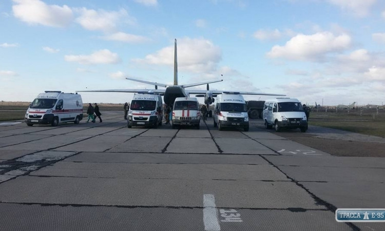 Самолет с 15 ранеными бойцами АТО приземлился в Одессе (видео)
