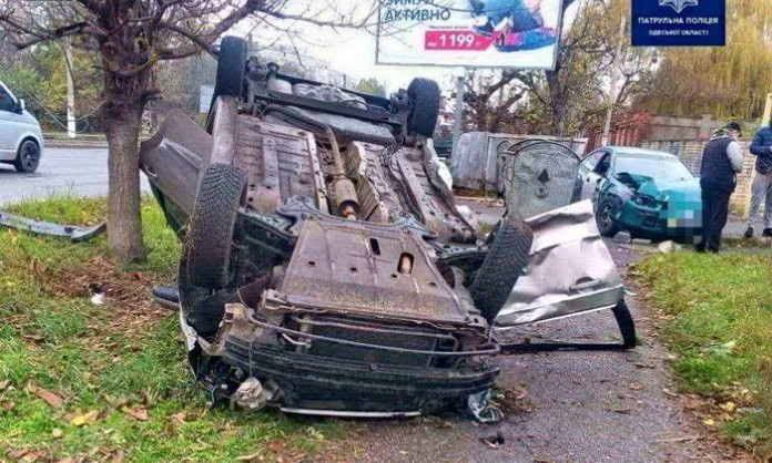 В Одессе не разминулись два автомобиля – один перевернулся, есть пострадавшие 
