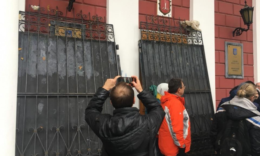 Активисты сняли ворота Летнего театра в Горсаду и забаррикадировали ими вход в Одесскую мэрию 