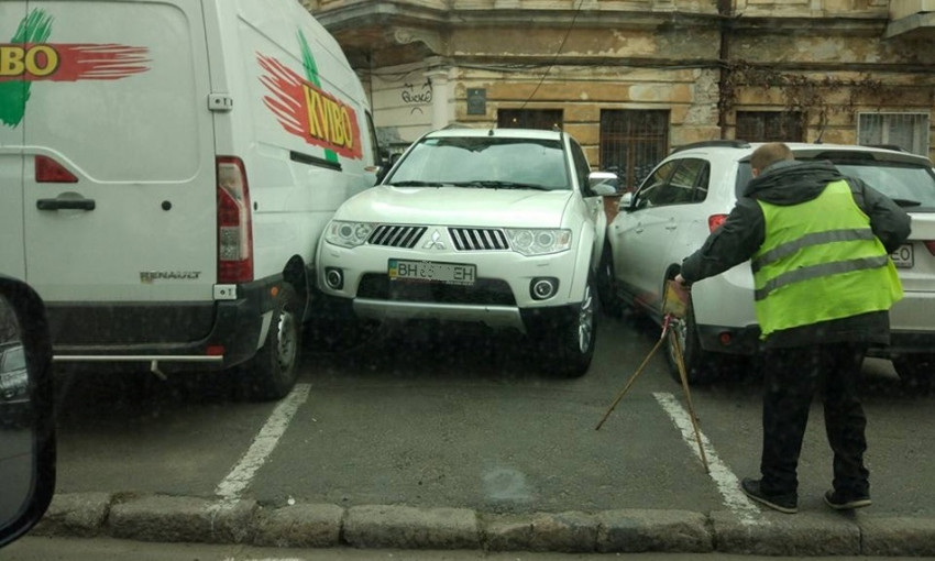 ДТП в Одессе: водитель внедорожника помял соседние машины во время парковки