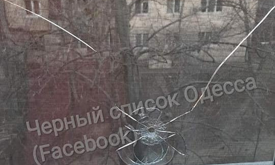В Одессе неизвестный стреляет по окнам жилого дома 