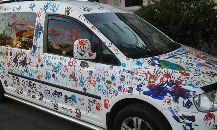 Дети и взрослые разрисовали автомобиль мэра Рени