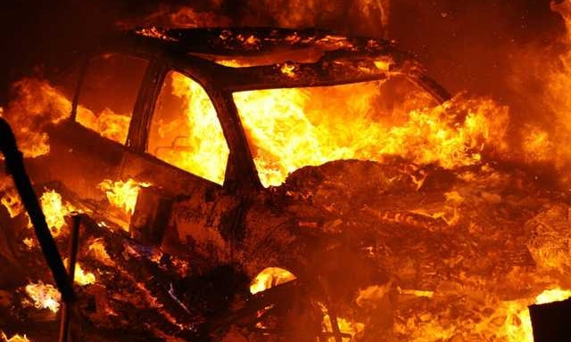 На Фонтане полностью сгорел автомобиль (ФОТО)