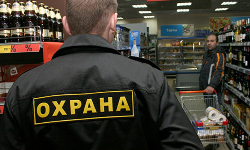 Одесса: охранники супермаркета избили пенсионера ногами и сломали ему ребро