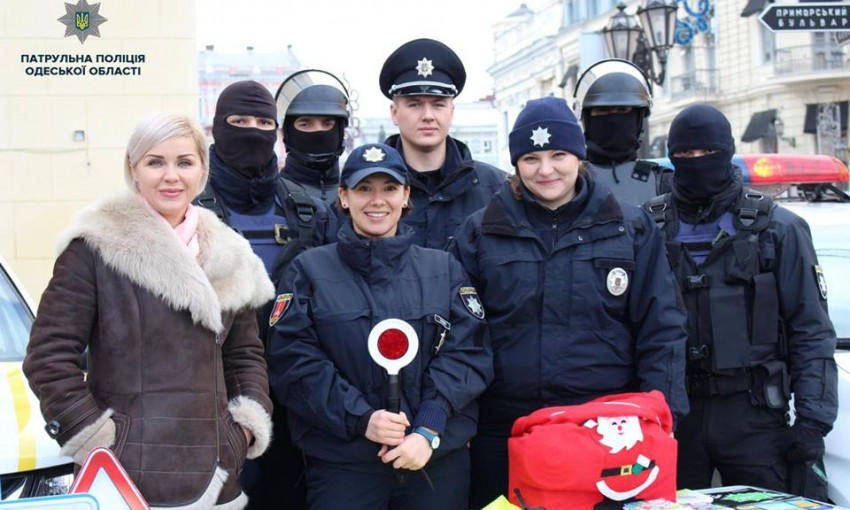 Дети побывали на «Рождественской встрече с патрульными» в Одессе