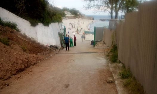 На пляже пограничников опять устанавливают ворота