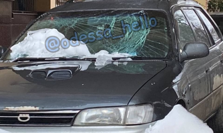В Одессе лед разбил у машины лобовое стекло 